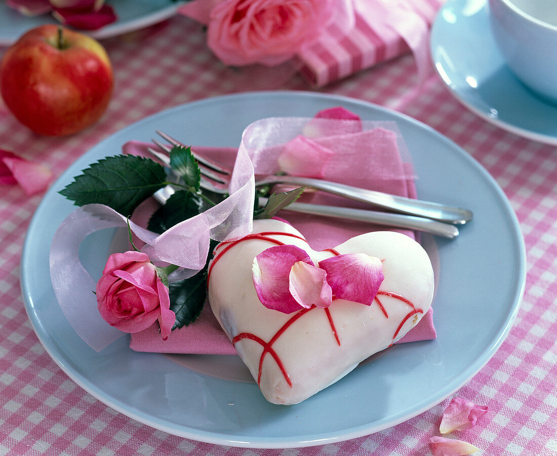 Pink (rose), Petit-Four in heart shape, pink napkin