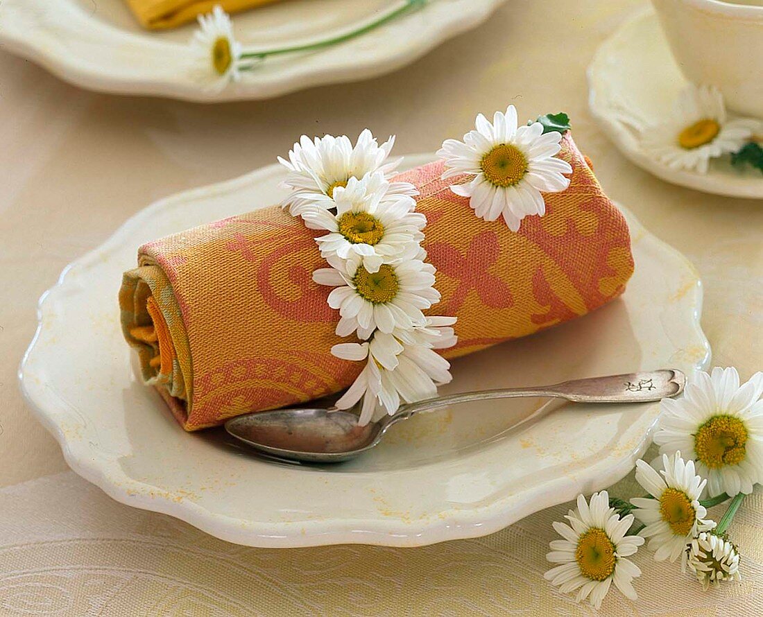 Wreath of daisy blossoms as napkin ring