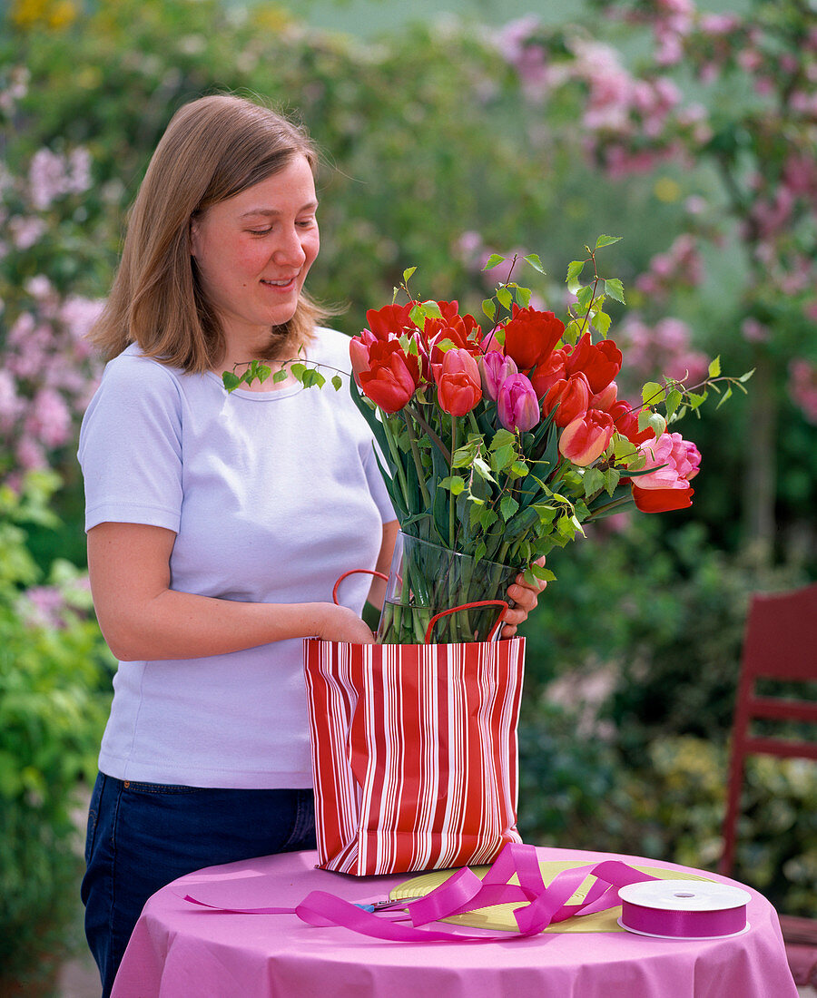 Tulpenstrauß in rot-weiße Tasche stellen (1/2)