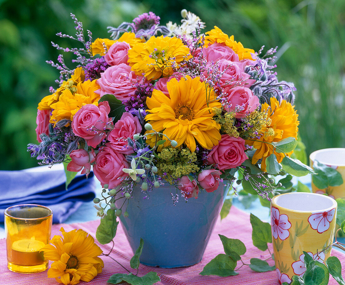 Strauß aus Rosa (Rosen), Heliopsis (Sonnenauge), Limonium (Strandflieder)