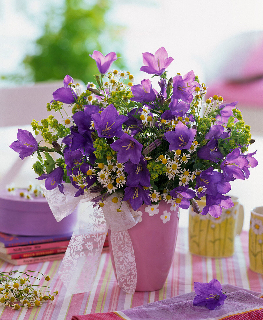 Strauß aus Campanula (Glockenblumen), Matricaria (Kamille) und Alchemilla