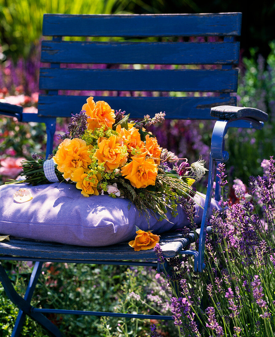 Strauß aus Rosa (Rosen), Alchemilla (Frauenmantel), Salvia (Salbei)