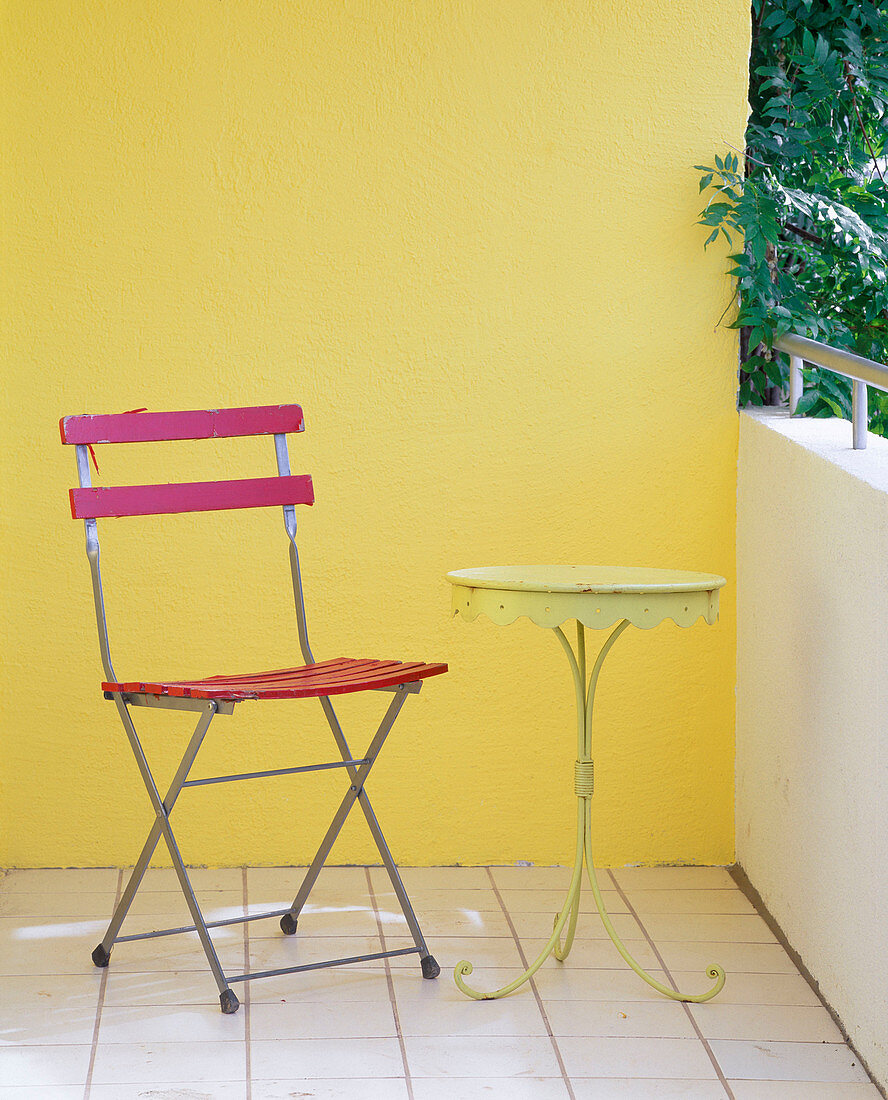 Vorher-Nachher-Balkon: leerer Balkon mit Klappstuhl und kleinem Tisch