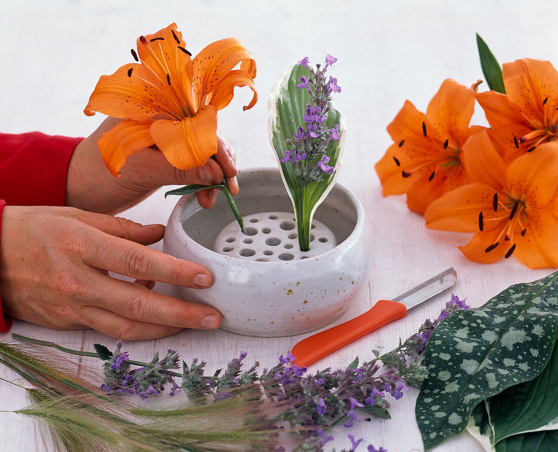 Bouquet of lilies in a plug-in bowl (1/2)