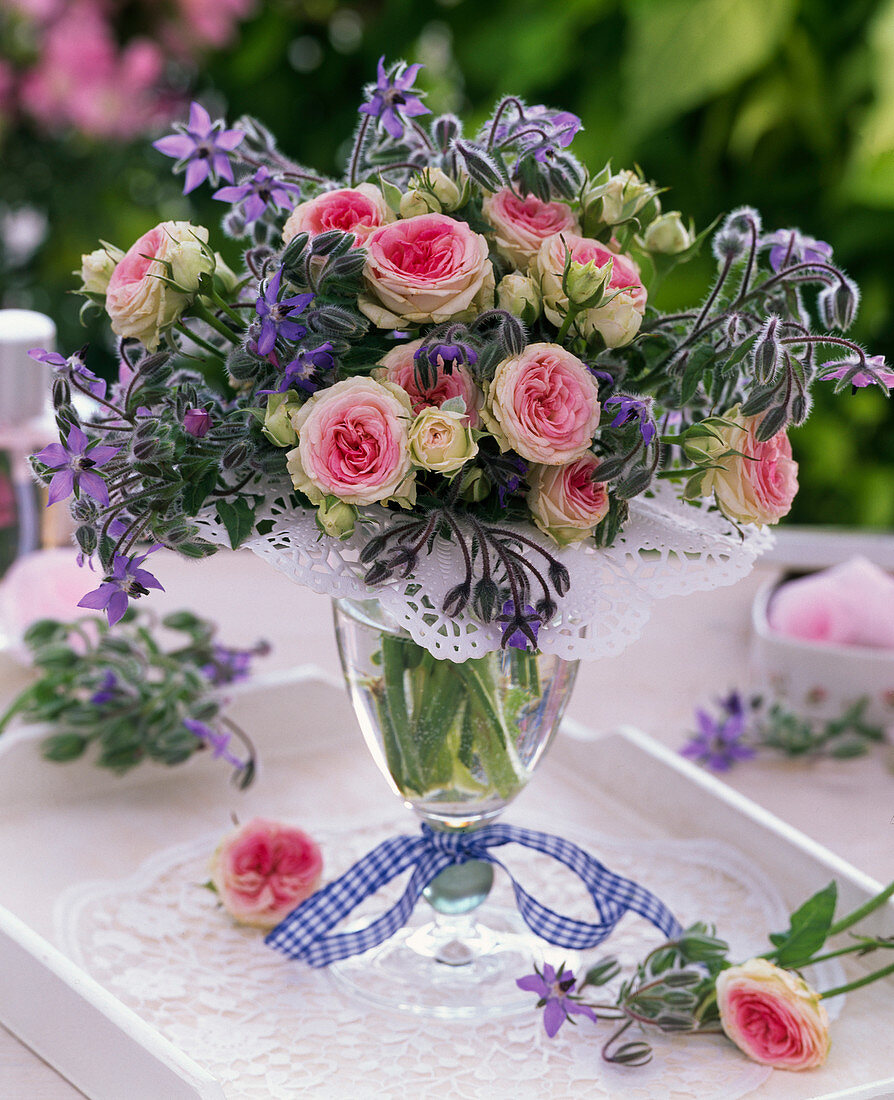 Strauß aus Rosa (Rosen) und Borago (Borretsch) mit Manschette in Vase