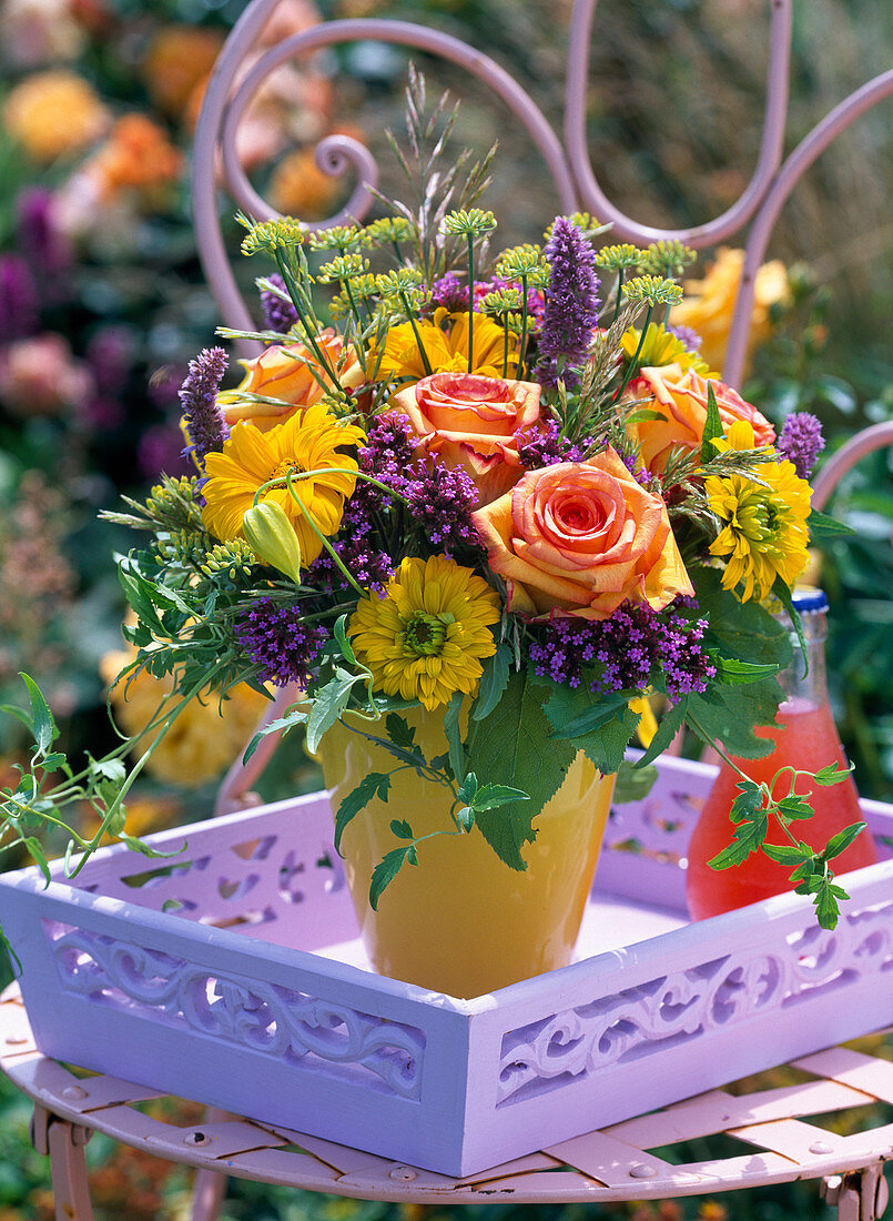 Strauß aus Rosa (Rosen), Heliopsis (Sonnenauge), Verbena (Eisenkraut)