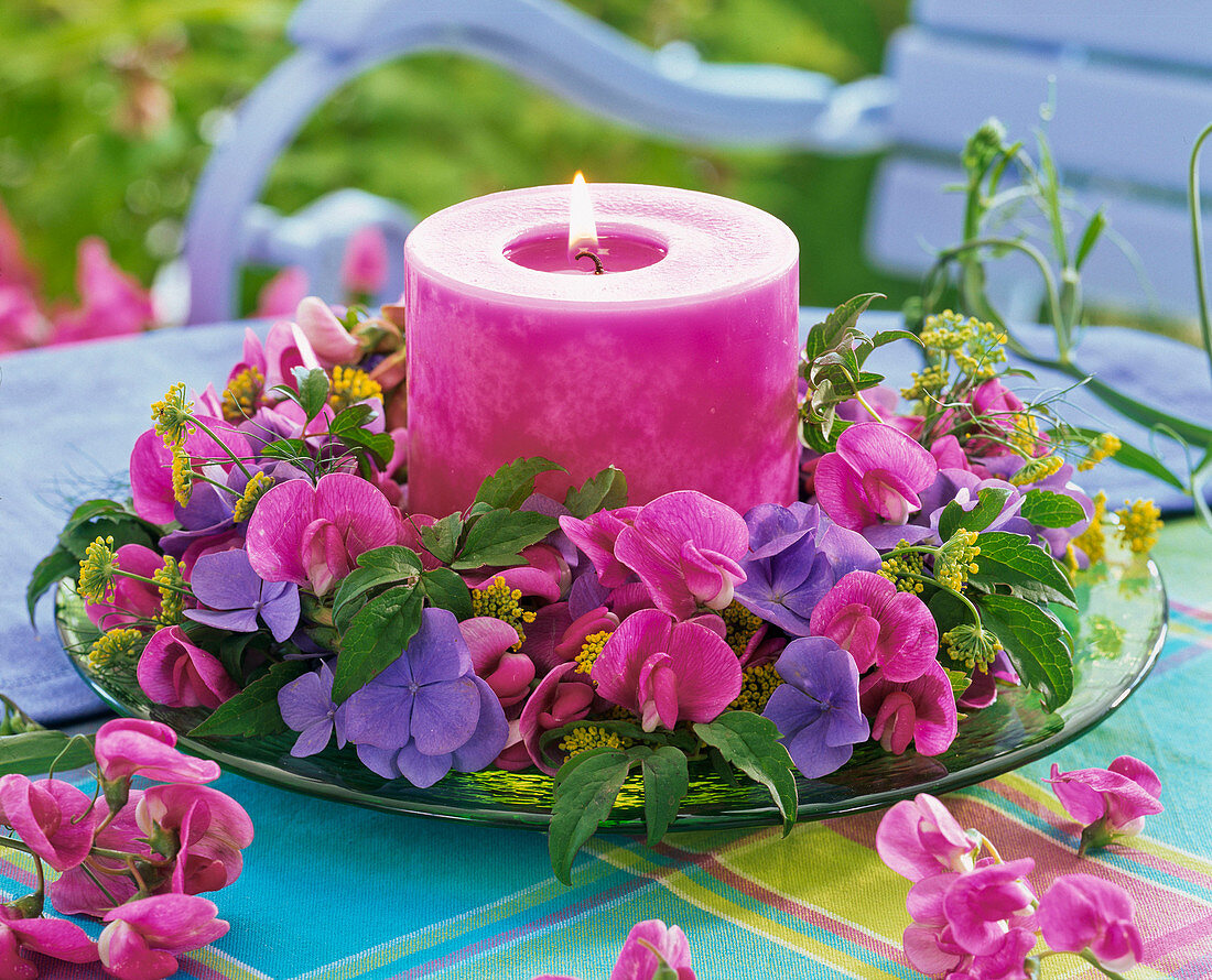 Kranz aus Hydrangea (Hortensien), Lathyrus (Duftwicken), Foeniculum