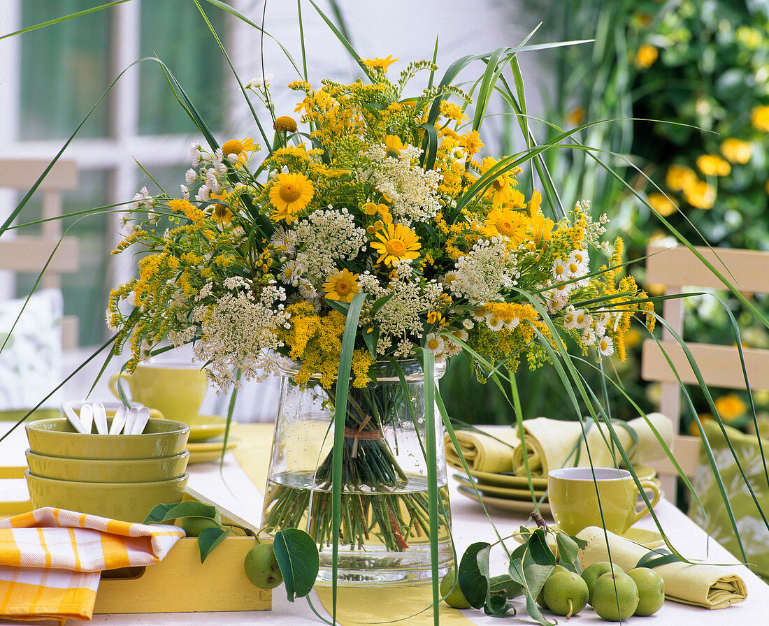 Bouquet made of Anthemis, Anthriscus, Solidago