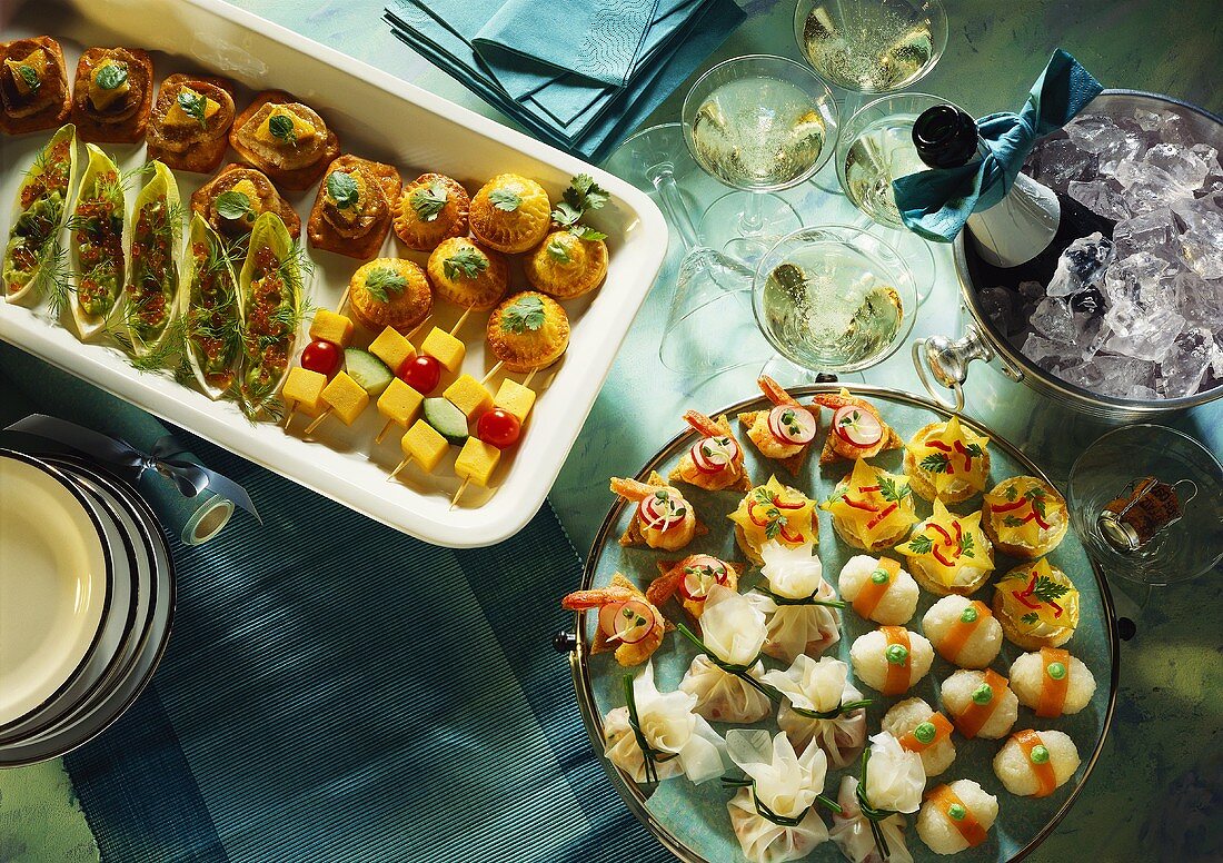 Kleines Partybuffet mit Chicoreeschiffchen, Omelettspießchen