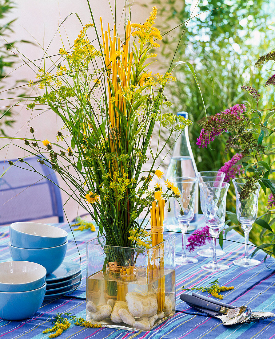 Strauß aus Solidago (Goldrute), Foeniculum (Fenchel), Crepis