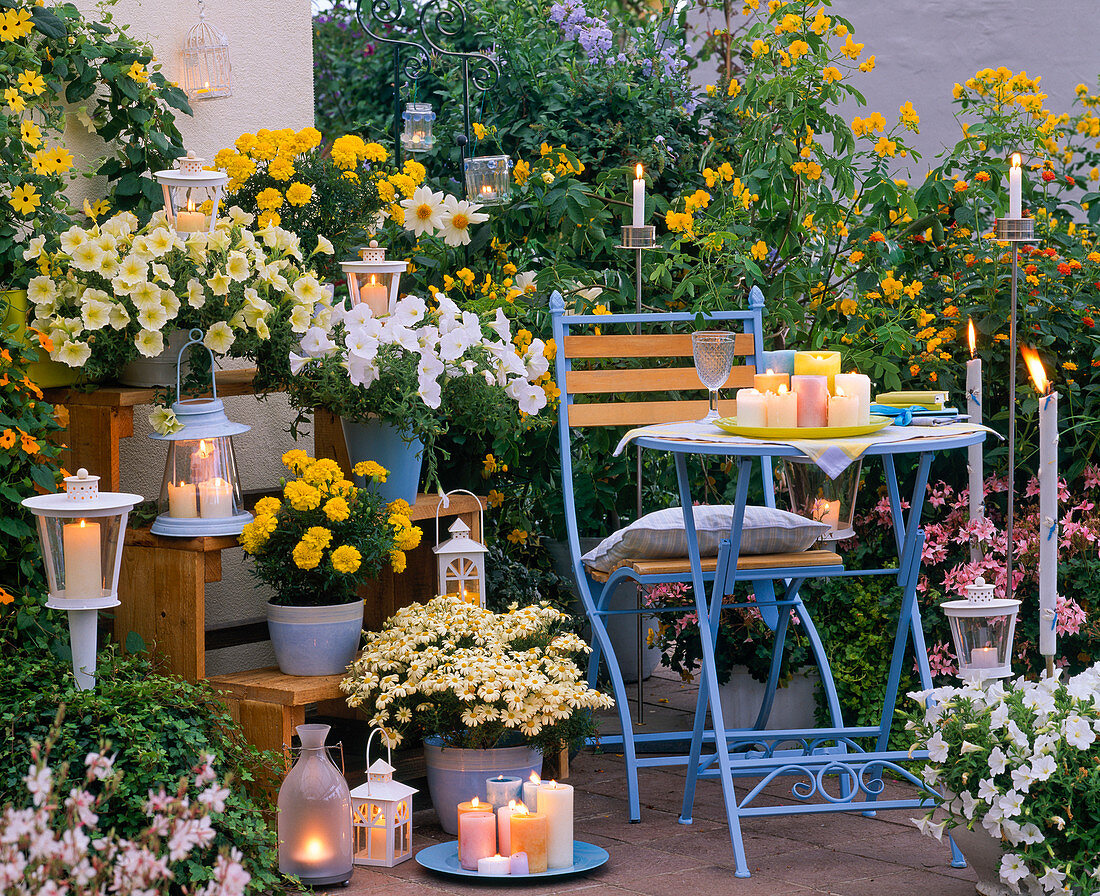 Abendterrasse mit Kerzen und Laternen