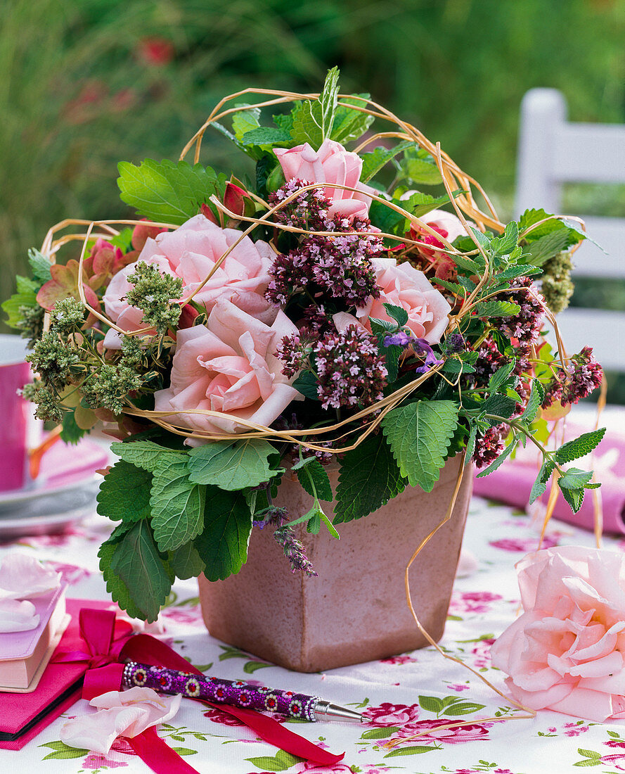 Strauß aus Rosa (Rosen), Origanum (Oregano), Melissa (Zitronenmelisse)