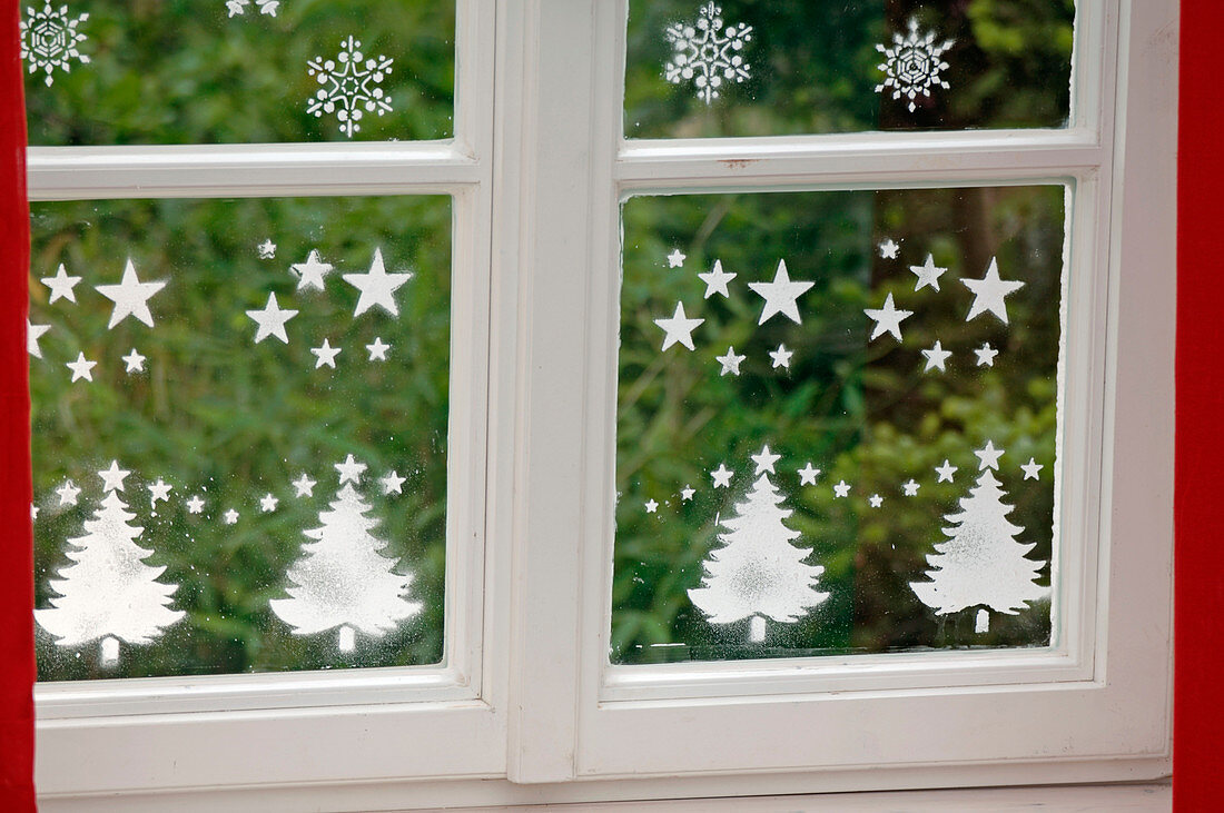 Fensterdekoration mit Schneespray und … – Bild kaufen – 12146604