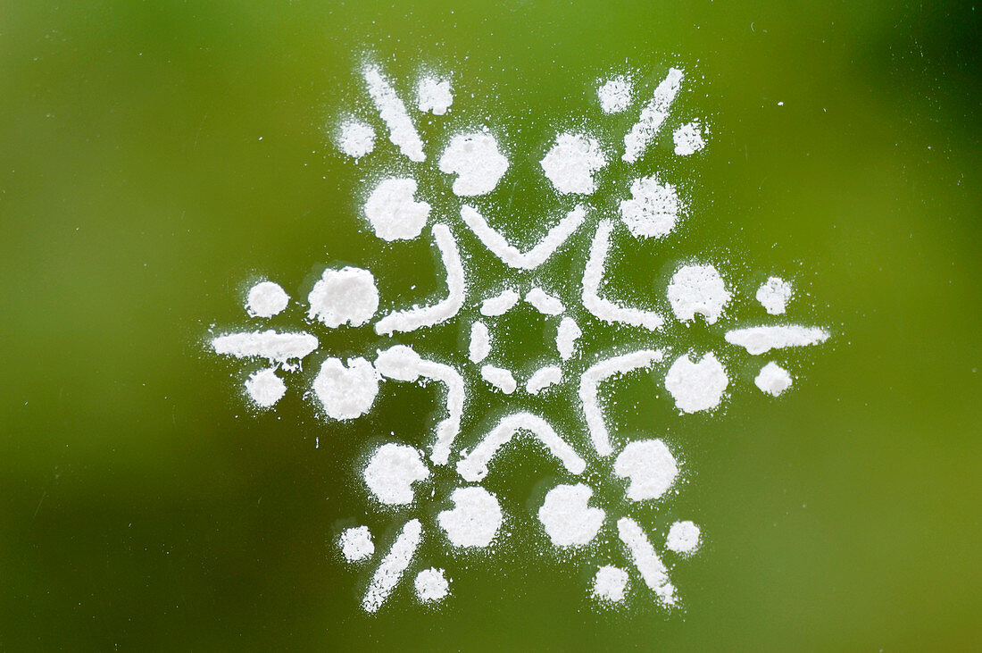 Window decoration with snow spray and stencil: 4/4