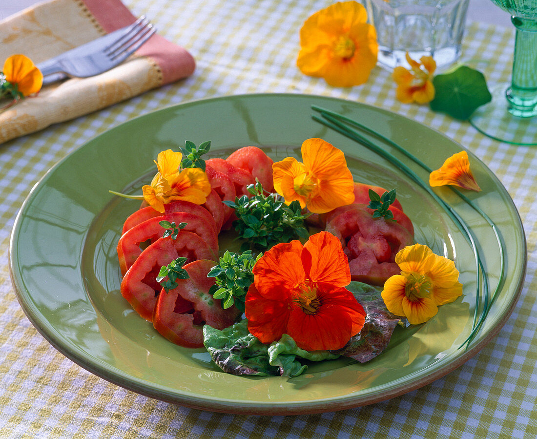 Salat mit eßbaren Blüten : Tropaeolum (Kapuzinerkresse), Origanum (Oregano)