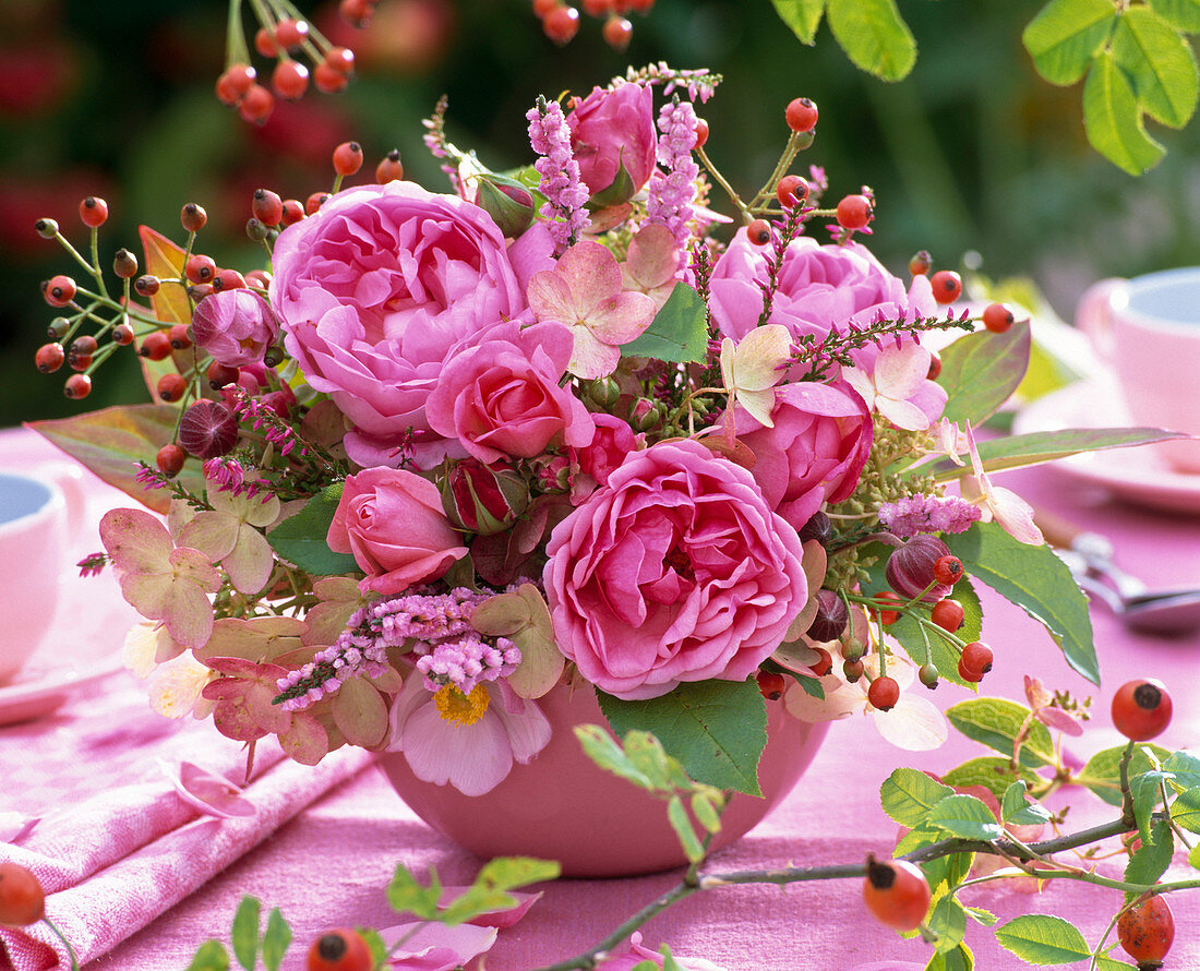 Strauß aus Rosa (Rosen), Hydrangea (Hortensien), Anemone (Herbstanemonen)