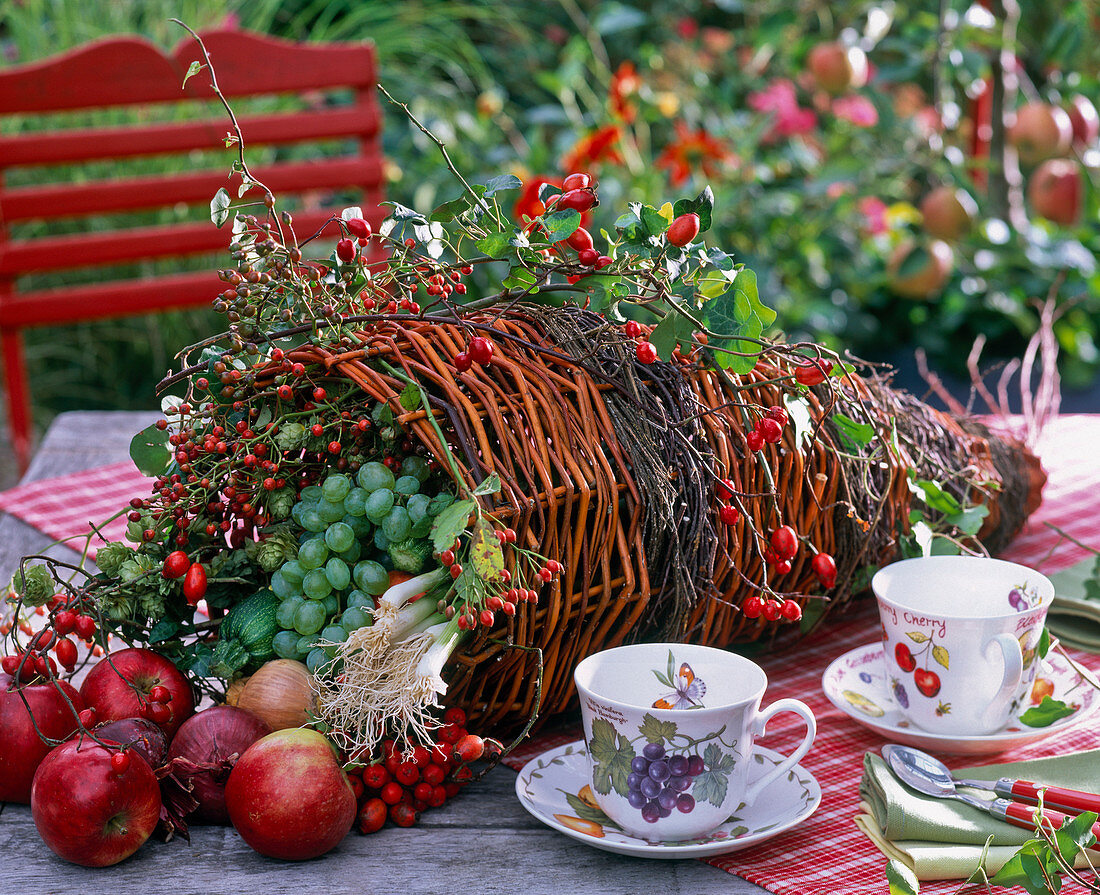 Basket in cornucopia shape, filled with vitis, pink