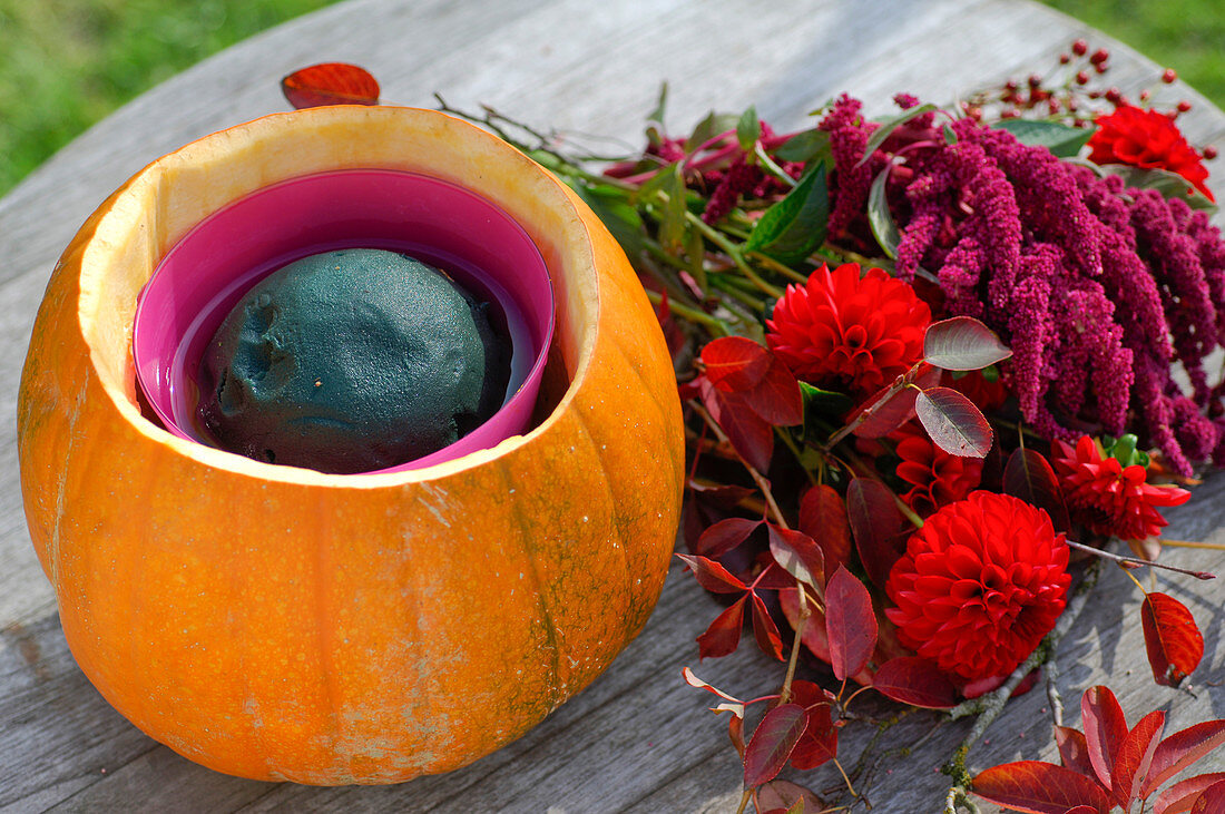 Roter Herbststrauß in Kürbisvase (3/5)