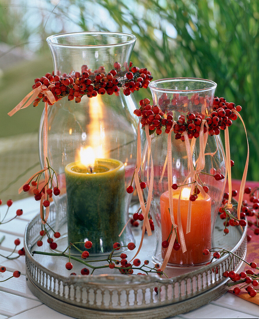 Lanterns with rosehip wreaths (4/4)