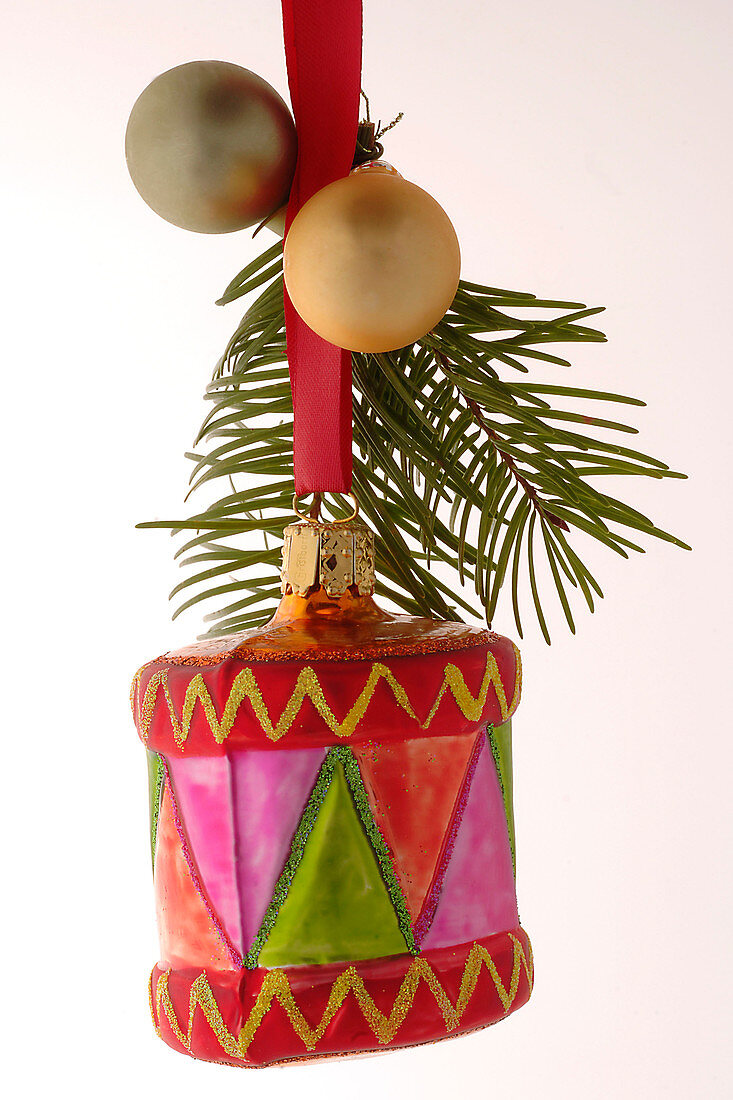Christmas tree decorations in the shape of a drum