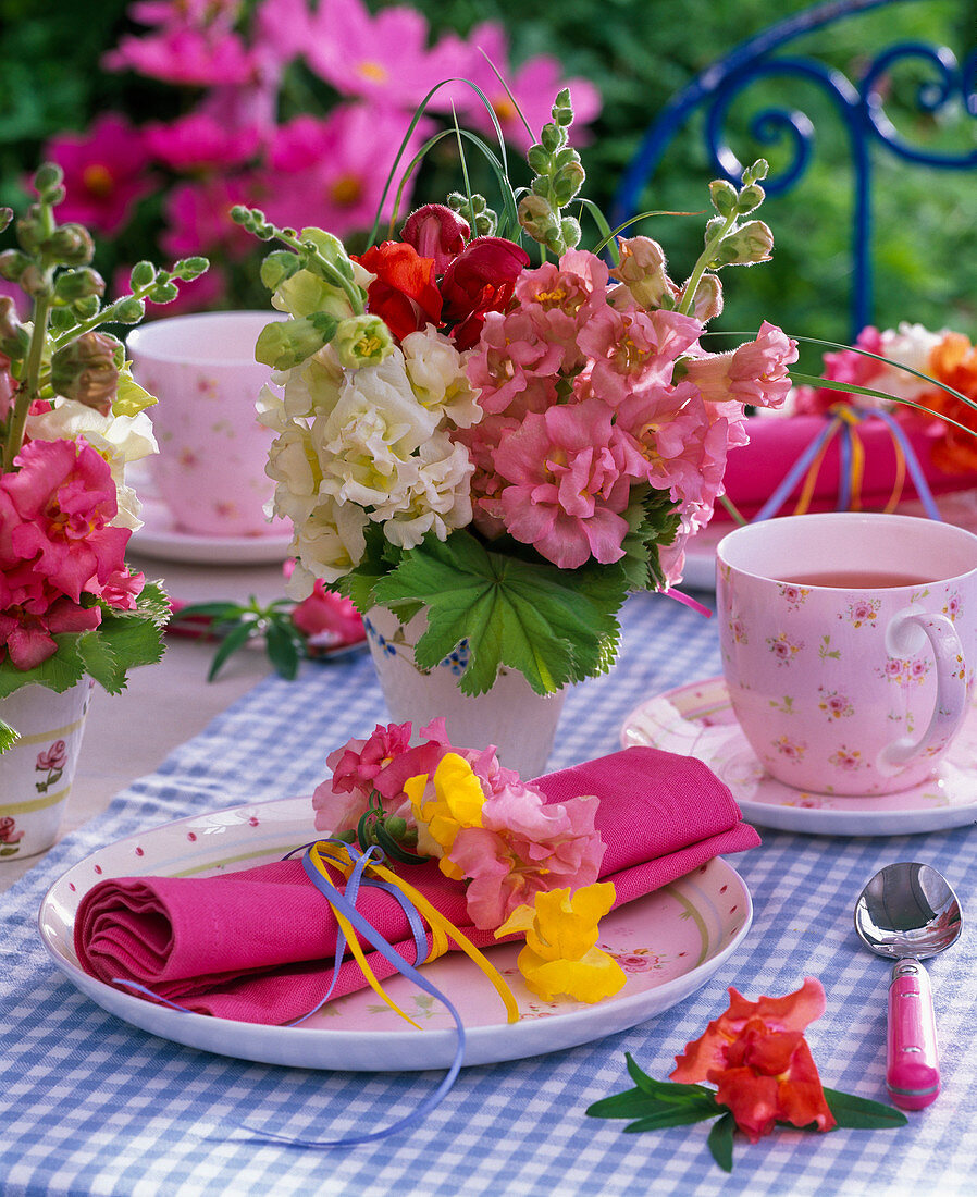 Strauß aus Antirrhinum (Löwenmäulchen) und Alchemilla (Frauenmantel)