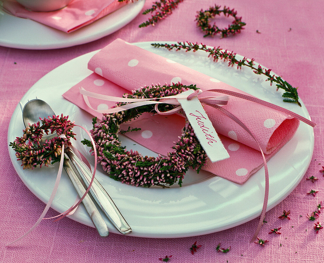 Wreaths of Calluna (broom heather) with name tag 'Judith' on napkin