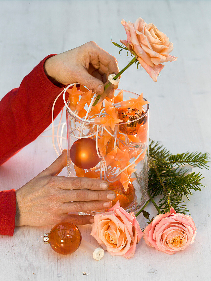 Gesteck aus Rosen in Lichterkette (3/4)