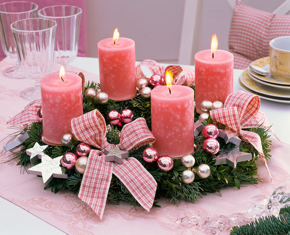 Adventskranz aus gemischtem Grün, rosa Kerzen, Schleifen, Christbaumkugeln