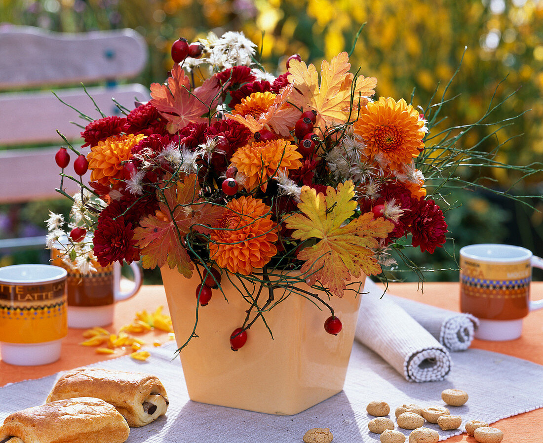 Strauß aus Dahlia (Dahlien), Chrysanthemum (Herbstchrysanthemen), Herbstlaub