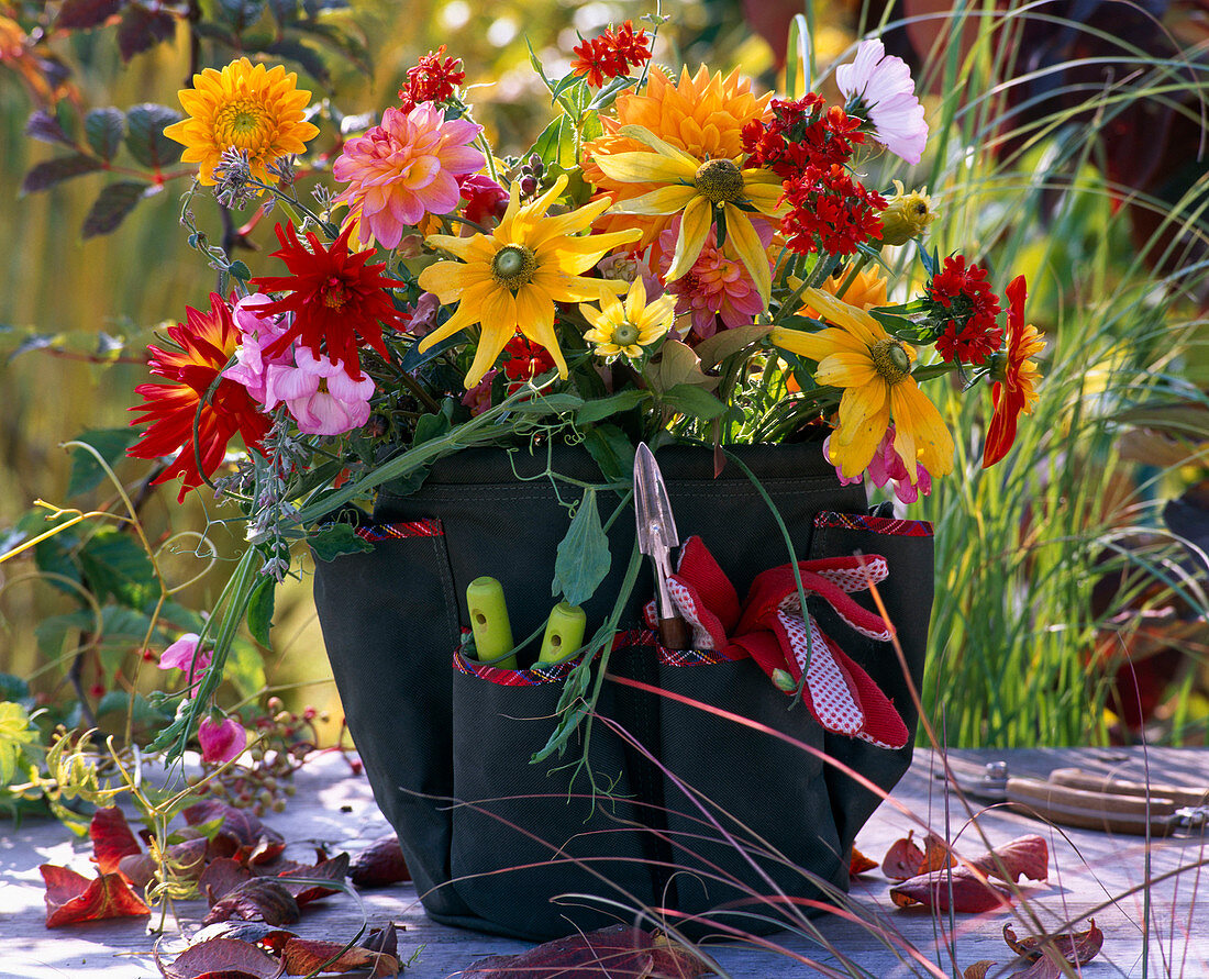 Strauß aus Rudbeckia (Sonnenhut), Dahlia (Dahlien), Lychnis