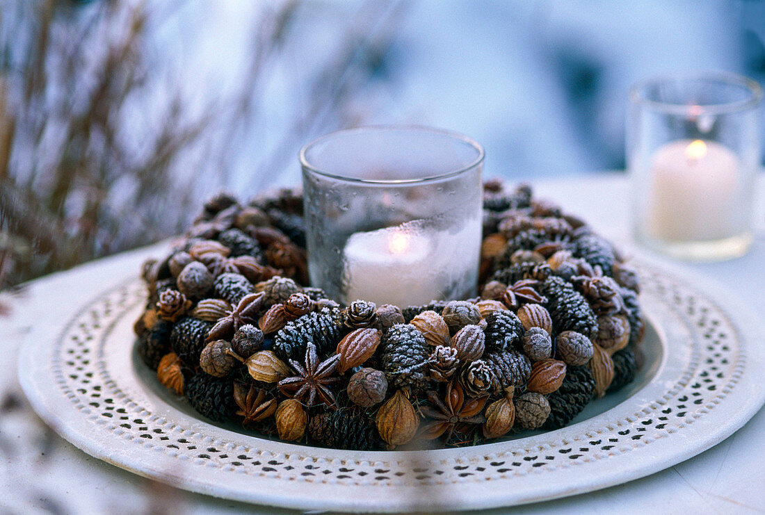 Wreath with lantern in the middle