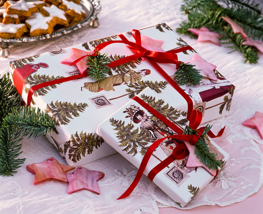 Weihnachtsgeschenke mit Zweigen von Abies procera (Edeltanne)