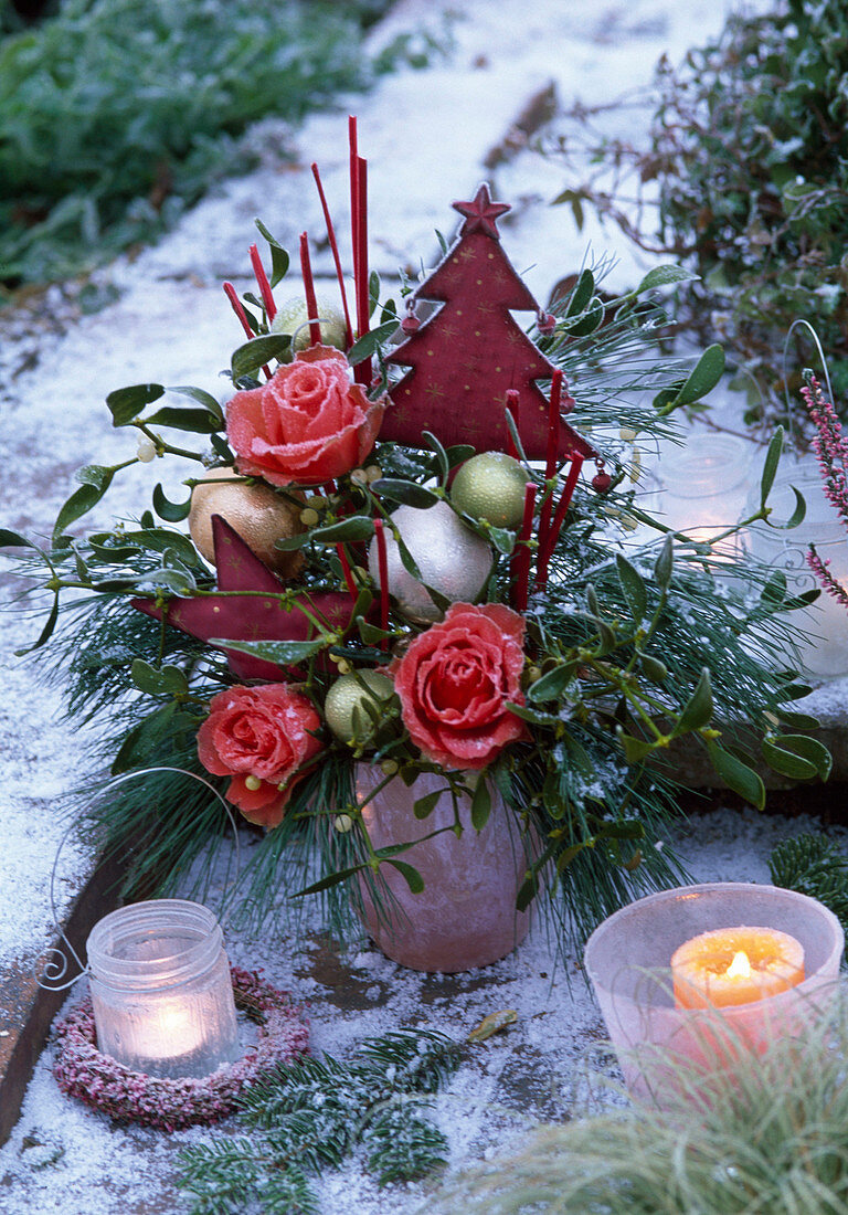 Strauß aus Rosa (Rosen), Pinus (Kiefer), Viscum (Misteln), roten Stäben