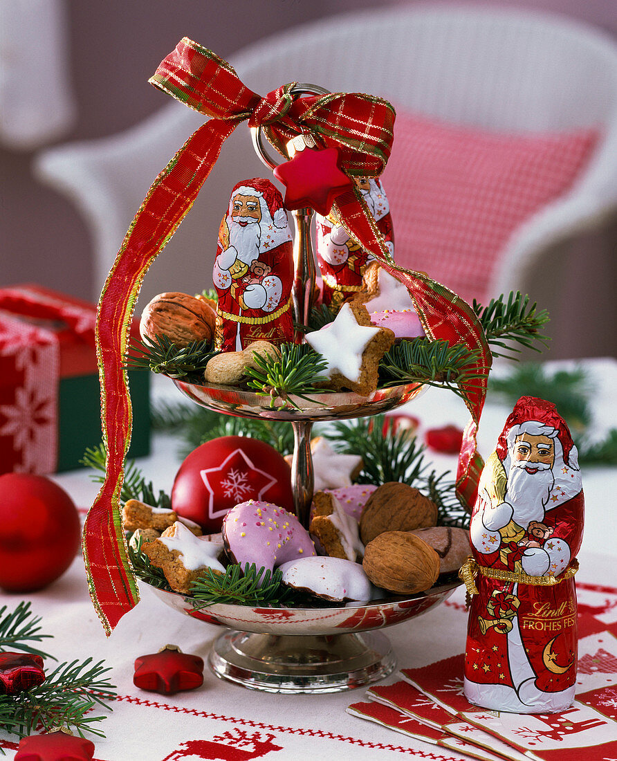 Etagere mit Schoko - Weihnachtsmännern und Keksen