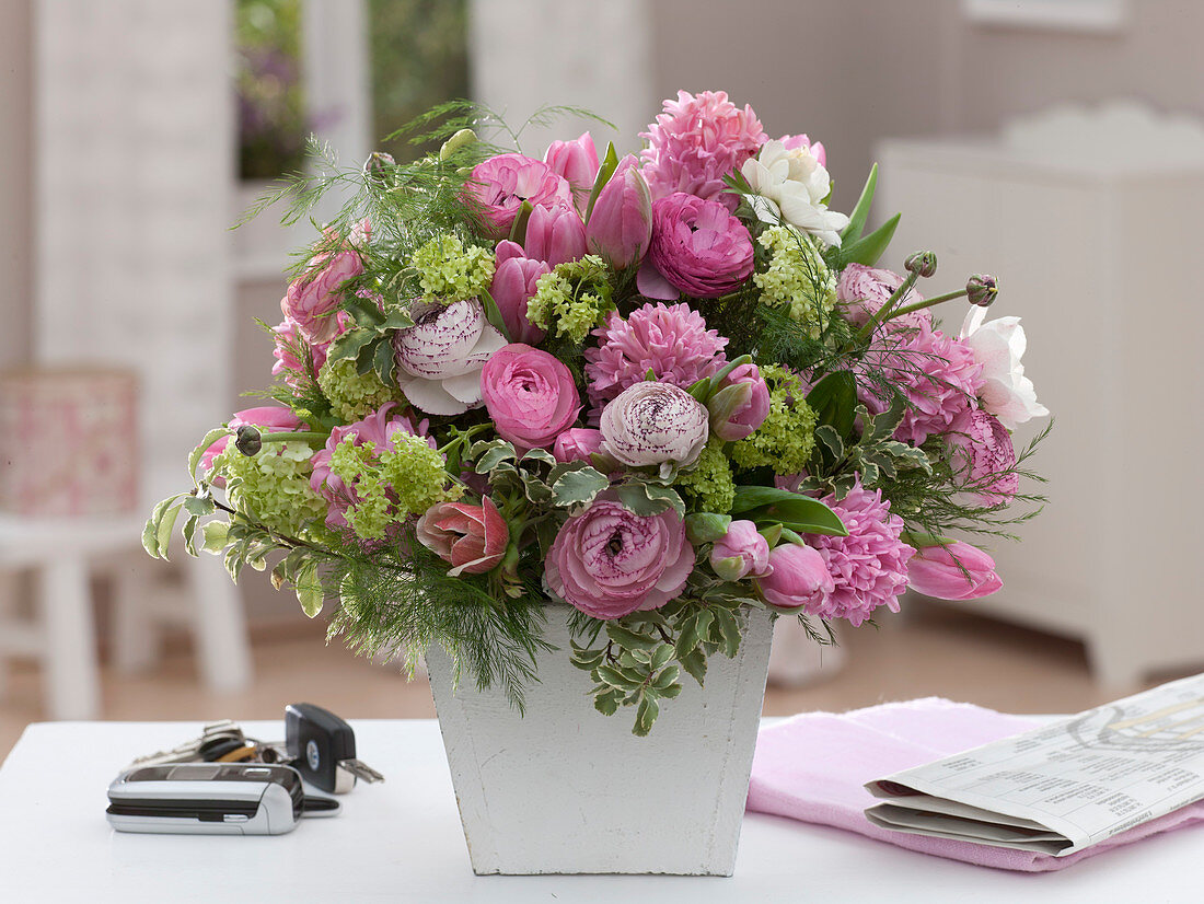 Ranunculus asiaticus (Ranunculus), Hyacinthus (Hyacinths), Tulipa (Tulips)