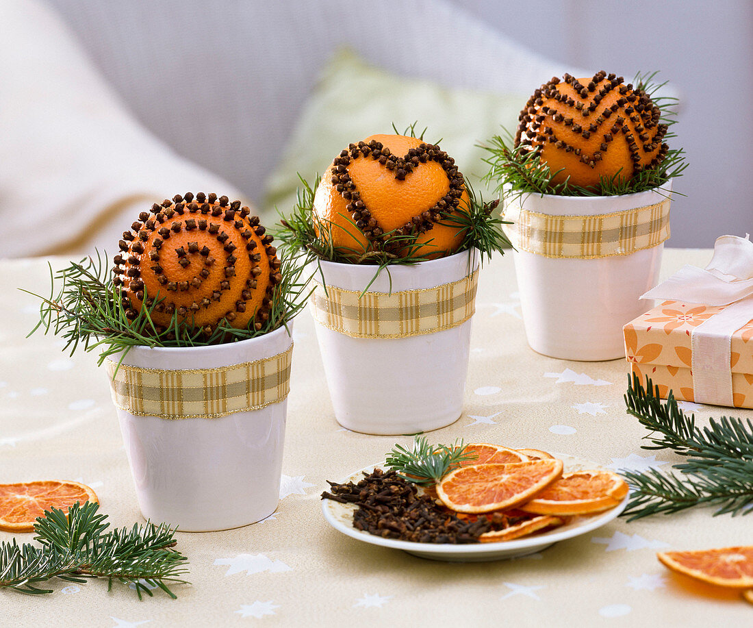Citrus with cloves spiked on tumbler set, bows