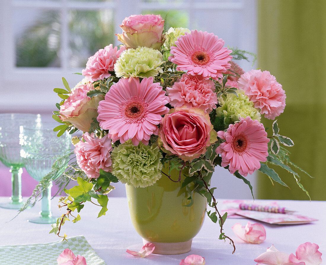 Strauß aus Gerbera, Rosa (Rosen), Dianthus (Nelken), Pittosporum (Klebsame)