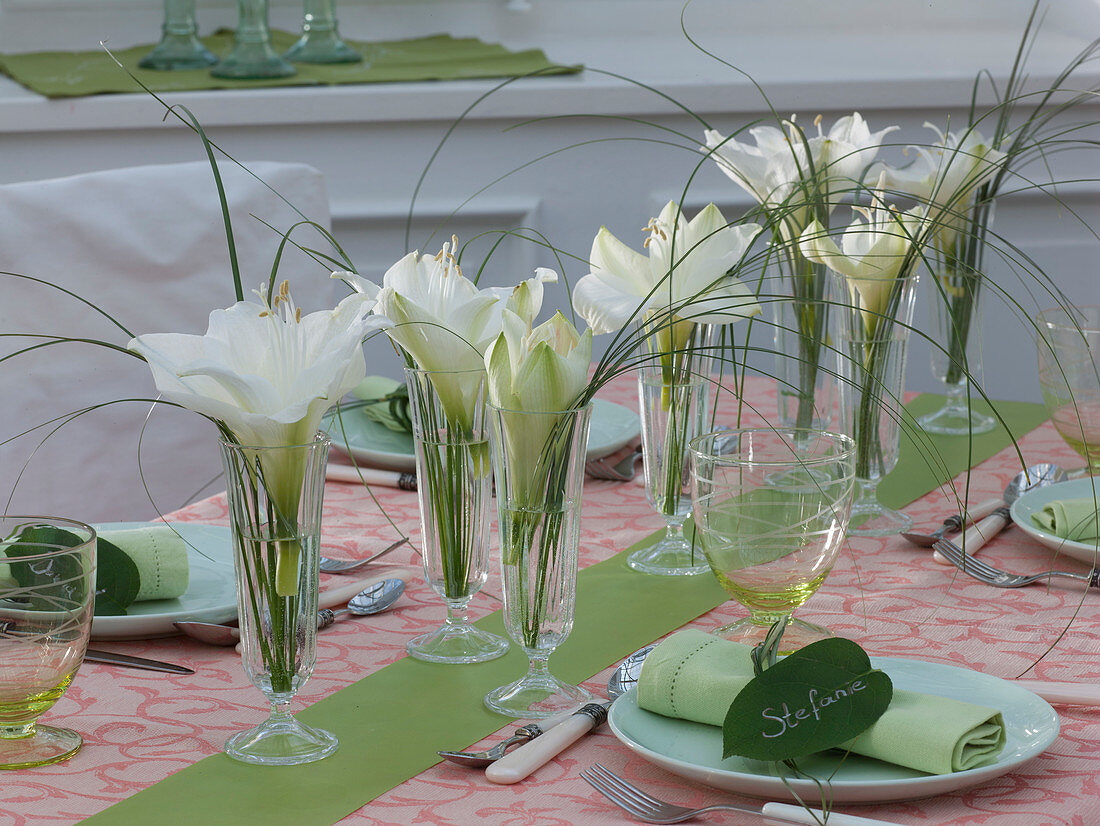 Grün-weiße Tischdeko mit duftenden Lilium (Lilienblüten)