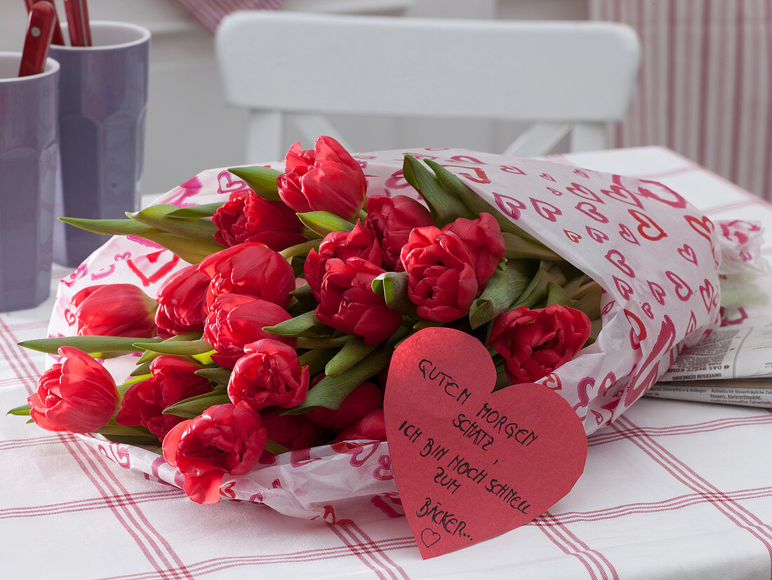 Tulipa (tulip) in red-white heart paper, heart with text