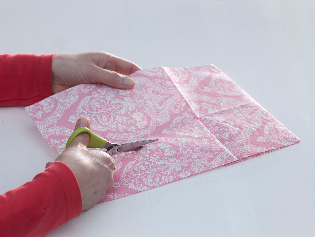 Cachepots with pink napkin technique (3/6)