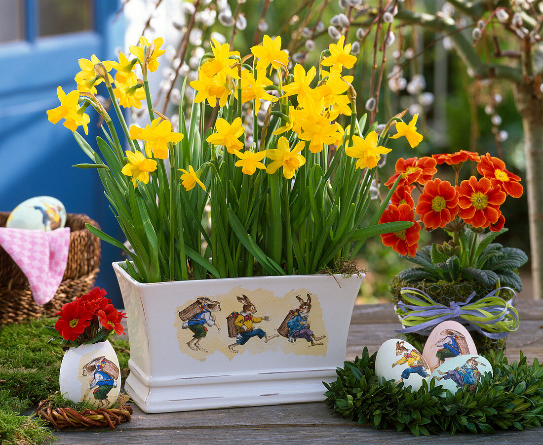 Jardiniere with Easter bunnies - glued with napkin technique (5/5)