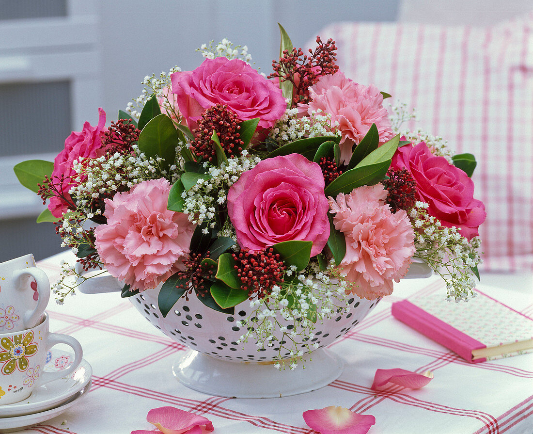 Strauß aus Rosa (Rosen), Dianthus (Nelken), Gypsophila (Schleierkraut)