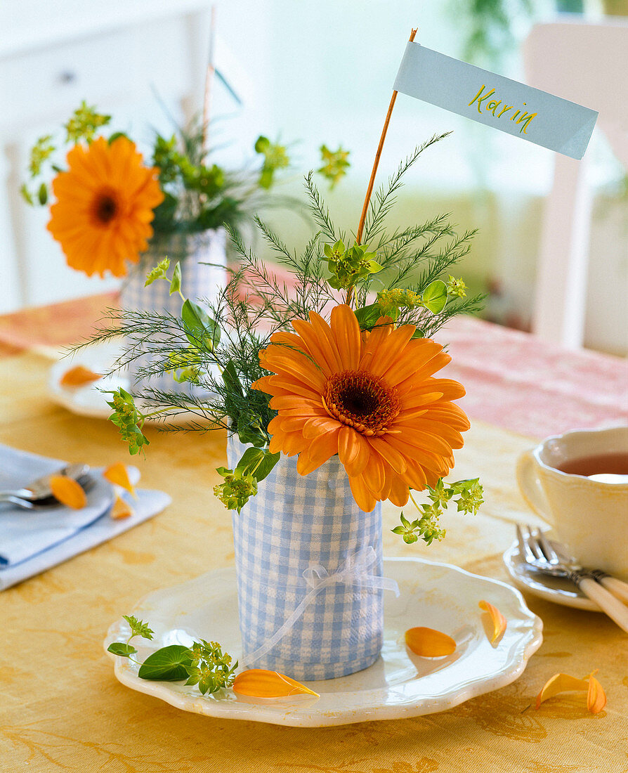 Kleiner Strauß mit Gerbera, Euphorbia (Wolfsmilch), Asparagus (Zierspargel)