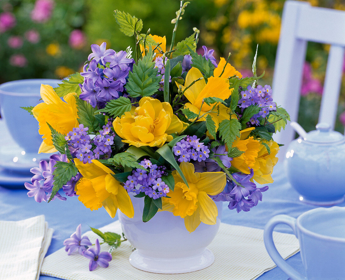 Blau - gelben Frühlingsstrauß stecken : 4/4