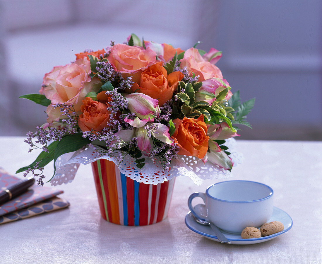 Strauß aus Rosa (Rosen), Alstroemeria (Inkalilie), Limonium