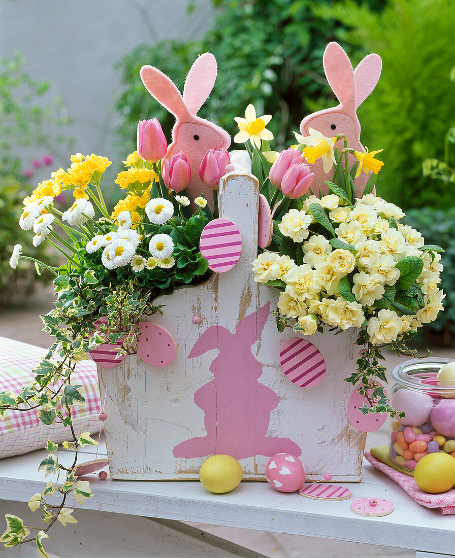 Basket with easter bunnies