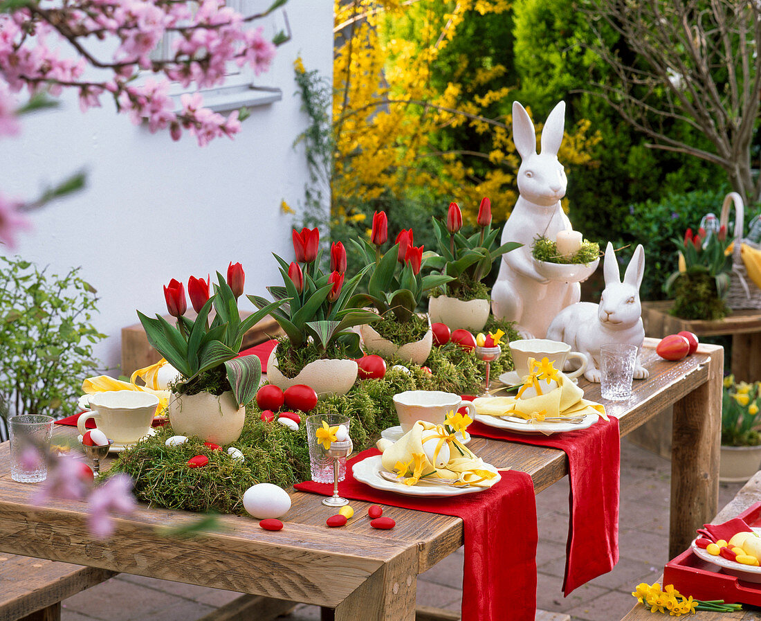 Easter table decoration with tulips