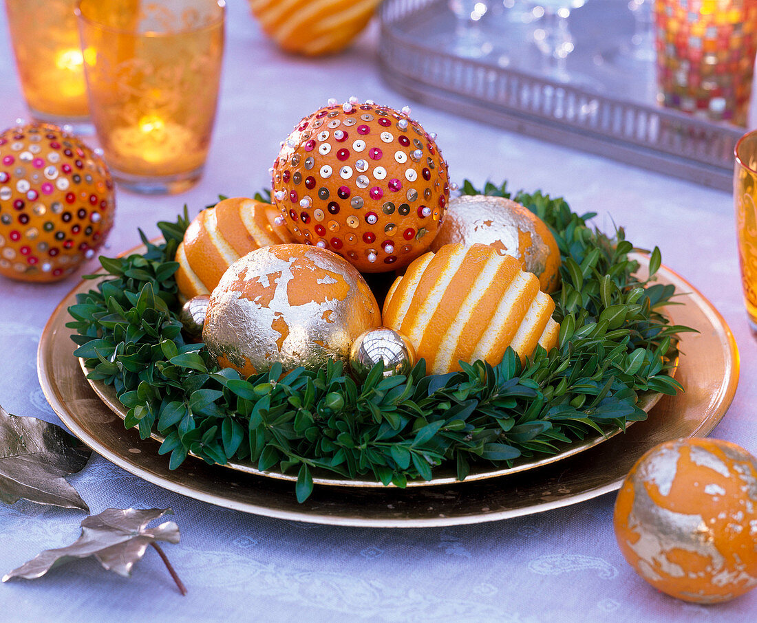 Citrus (Orangen) mit Pailletten, Blattgold und Schnitzereien verziert in Kranz