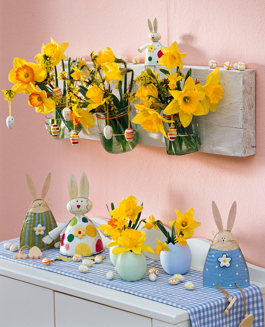 Small bouquets of Narcissus and Forsythia