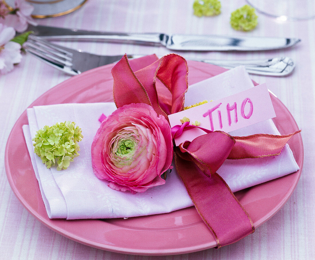 Napkin Decoration with Ranunculus and Viburnum